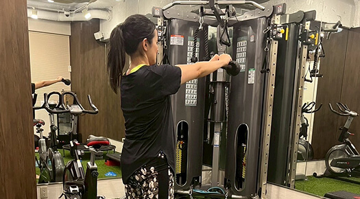 筋力トレーニングをする女性